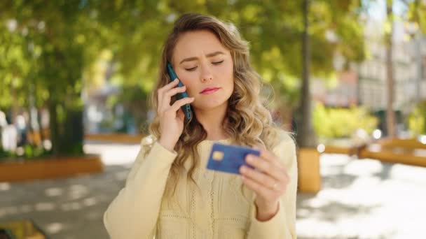 Młoda Blondynka Rozmawia Przez Smartfona Używa Karty Kredytowej Parku — Wideo stockowe