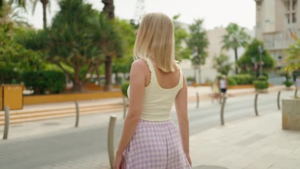 Mladá Blondýna Žena Usmívá Sebevědomě Stojící Rukama Zkříženýma Gesto Parku — Stock video
