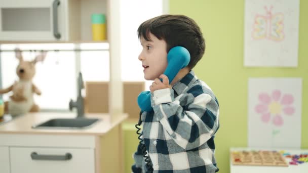 Uroczy Latynoski Chłopiec Bawiący Się Zabawką Telefoniczną Przedszkolu — Wideo stockowe