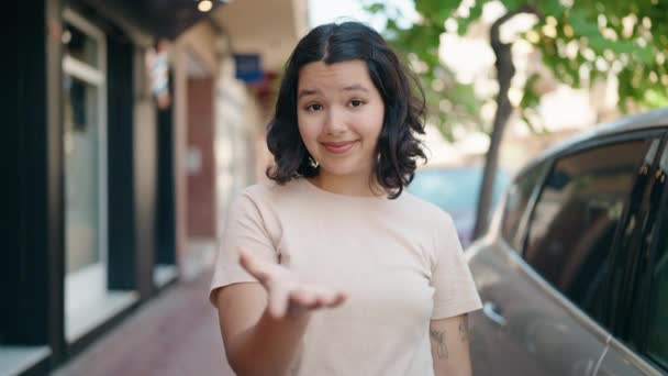 Mujer Joven Sonriendo Confiada Haciendo Gesto Que Viene Con Mano — Vídeo de stock