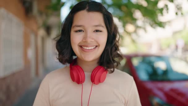 Jonge Vrouw Lacht Vol Zelfvertrouwen Met Een Koptelefoon Straat — Stockvideo