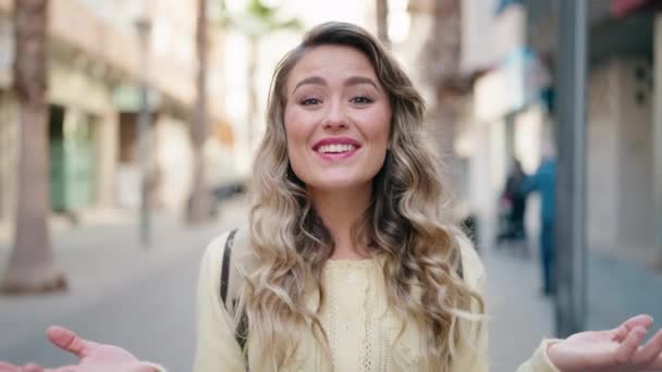 Молодая Блондинка Туристка Улыбается Уверенно Выступая Улице — стоковое видео