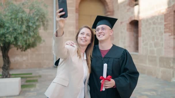 Mutter Und Sohn Machen Selfie Mit Smartphone Der Universität — Stockvideo