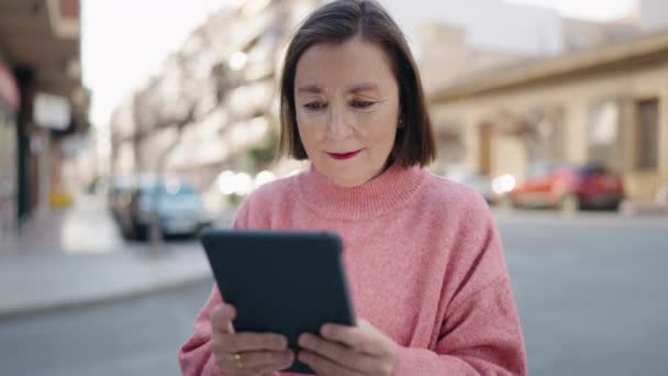 Wanita Paruh Baya Tersenyum Percaya Diri Menggunakan Touchpad Jalan — Stok Video