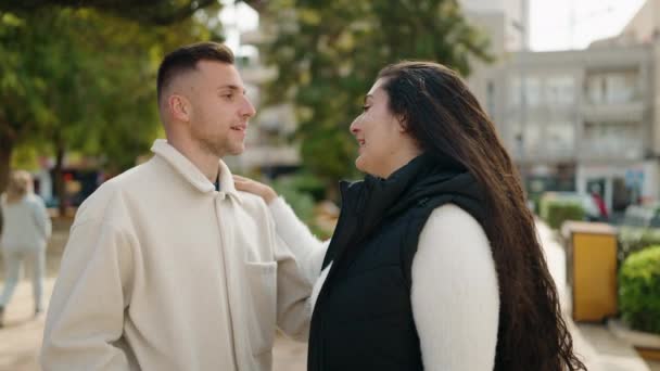Junges Paar Lächelt Selbstbewusst Park — Stockvideo