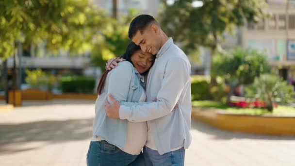 Fiatal Latin Pár Ölelkezik Csókolóznak Parkban — Stock videók