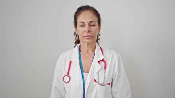Hispanische Ärztin Mittleren Alters Hält Pillen Vor Isoliertem Weißen Hintergrund — Stockvideo