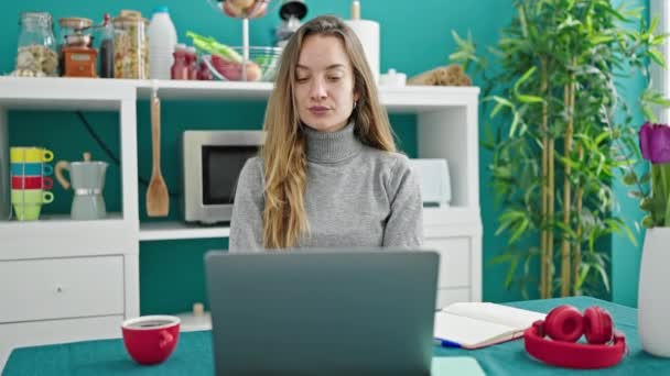 Młoda Kaukaska Kobieta Pomocą Laptop Siedzi Stole Jadalnia — Wideo stockowe