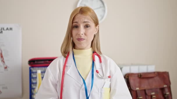 Jeune Femme Blonde Médecin Disant Non Avec Doigt Clinique — Video