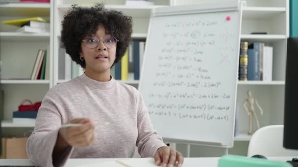 Wanita Muda Afrika Amerika Mengajar Matematika Kelas Universitas — Stok Video