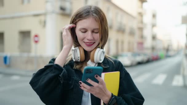 Joven Mujer Caucásica Sonriendo Confiado Usando Teléfono Inteligente Calle — Vídeo de stock