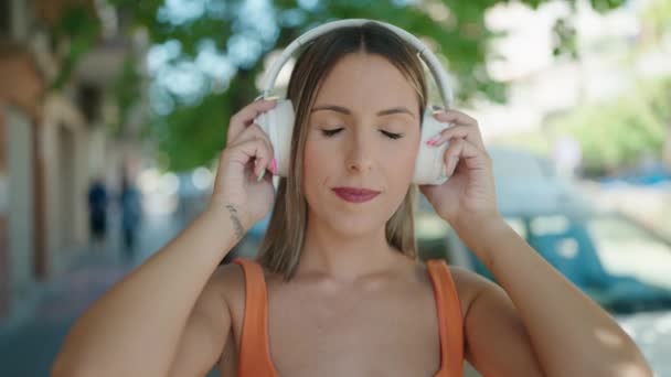 Młoda Piękna Latynoska Uśmiechnięta Pewna Siebie Słuchająca Muzyki Ulicy — Wideo stockowe