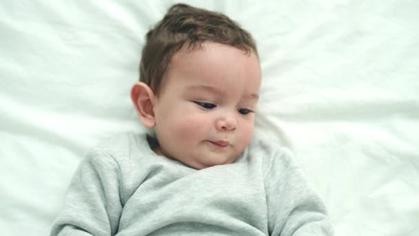Adorable Bebé Hispano Acostado Cama Llorando Dormitorio — Vídeos de Stock