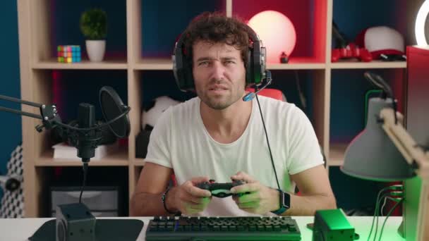 Mladý Hispánec Muž Streamer Hrát Videohry Pomocí Joystick Hudebním Studiu — Stock video
