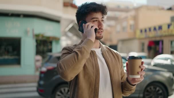 Νεαρός Ισπανός Μιλάει Στο Smartphone Πίνοντας Καφέ Στο Δρόμο — Αρχείο Βίντεο