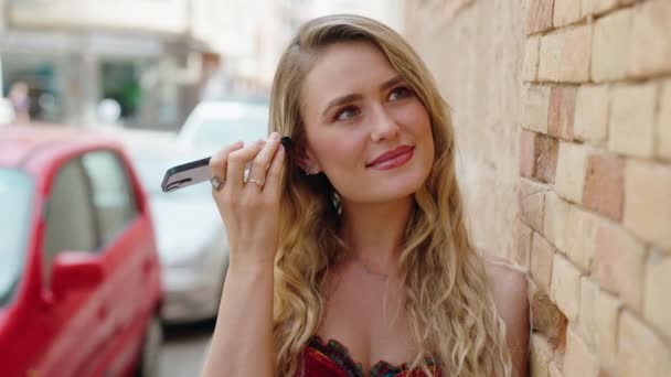 Young Blonde Woman Smiling Confident Listening Audio Message Smartphone Street — Vídeo de stock