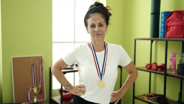 Mujer Hispana Mediana Edad Con Medalla Oro Centro Deportivo — Vídeos de Stock
