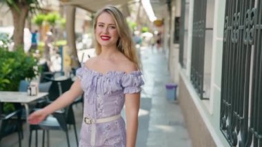 Sokakta kollarını kavuşturmuş genç, güzel İspanyol bir kadın.