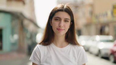 Sokakta kendine güvenen genç İspanyol kız gülümsüyor