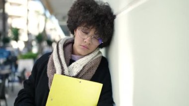 Genç Afro-Amerikalı kadın ciddi görünüyor.