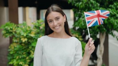 Genç, güzel İspanyol kadın gülümsüyor. Kendine güveni tam.