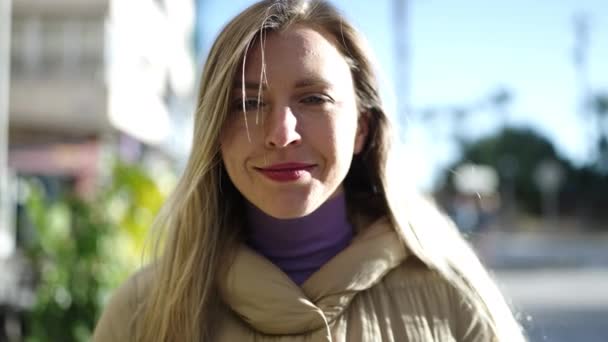 Jonge Blonde Vrouw Glimlachen Zelfverzekerd Staan Straat — Stockvideo