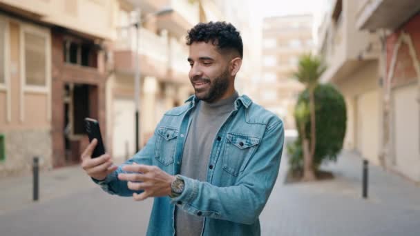 Giovane Arabo Uomo Sorridente Fiducioso Facendo Selfie Dallo Smartphone Strada — Video Stock