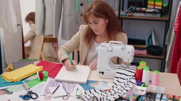 Středního Věku Žena Krejčí Usměvavý Sebevědomý Kreslení Oblečení Design Oděvní — Stock video