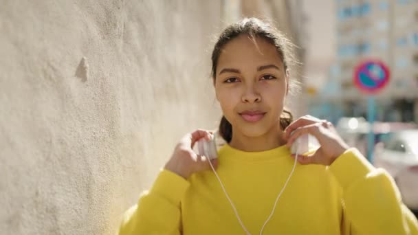 Jong Afrikaans Amerikaans Vrouw Glimlachen Zelfverzekerd Luisteren Naar Muziek Straat — Stockvideo