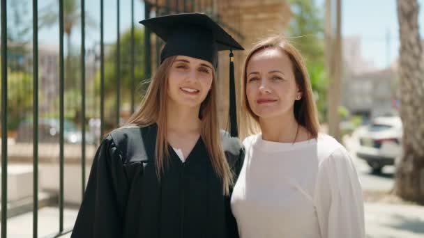 Twee Vrouwen Moeder Afgestudeerde Dochter Doet Gebaar Campus Universiteit — Stockvideo