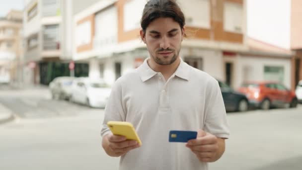 Mladý Hispánec Pomocí Smartphone Kreditní Karty Ulici — Stock video