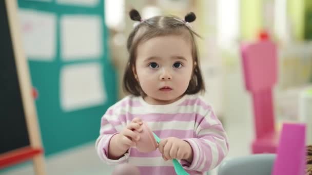 스러운 유치원에서 장난감을 — 비디오