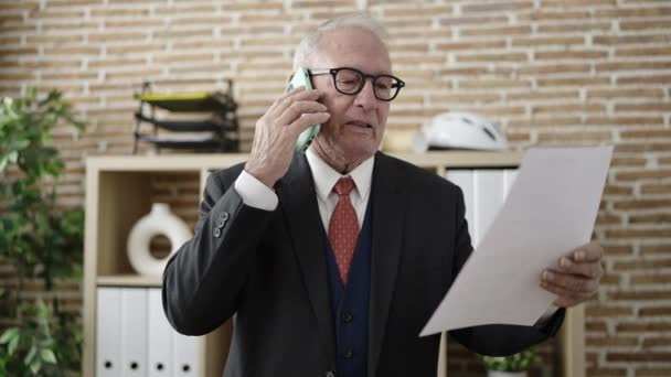 Senior Business Worker Speaking Phone Reading Document Office — Stock video