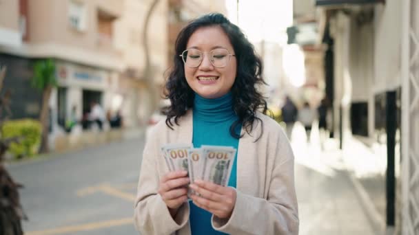 Mladá Číňanka Usmívá Sebevědomě Počítání Dolarů Ulici — Stock video