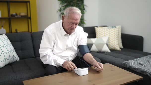 Starszy Puls Pomiarowy Wykorzystaniem Tensiometru Domu — Wideo stockowe