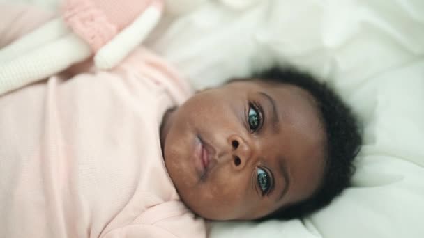 Bebé Afroamericano Acostado Cama Con Expresión Relajada Dormitorio — Vídeos de Stock