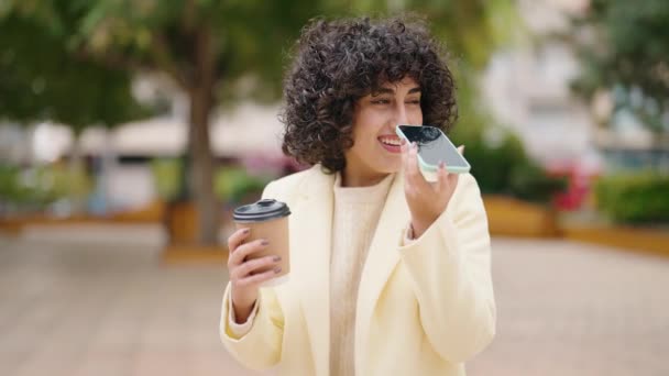 Młoda Kobieta Rozmawia Przez Smartfona Pijąc Kawę Parku — Wideo stockowe