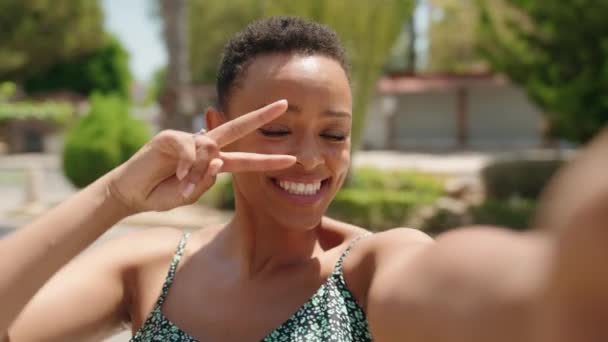 Afroamerikanerin Lächelt Selbstbewusst Und Macht Selfie Mit Dem Smartphone Auf — Stockvideo