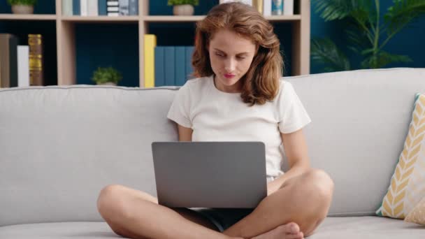 Jovem Bela Mulher Hispânica Usando Laptop Sentado Sofá Casa — Vídeo de Stock
