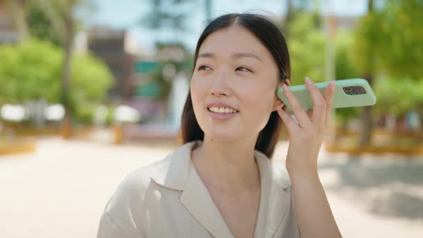 Chinese Vrouw Glimlachend Vol Vertrouwen Luisteren Audioboodschap Door Smartphone Het — Stockvideo