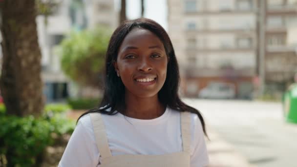 Jonge Afrikaanse Amerikaanse Vrouw Glimlachen Zelfverzekerd Doen Foto Gebaar Met — Stockvideo