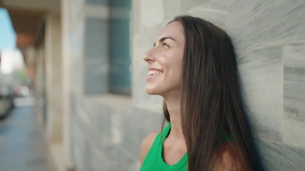Νεαρή Όμορφη Ισπανόφωνη Γυναίκα Χαμογελά Αυτοπεποίθηση Κοιτάζοντας Στο Πλάι Στο — Αρχείο Βίντεο