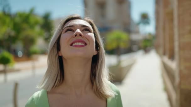 Молода Жінка Посміхається Впевнено Дивиться Небо Вулиці — стокове відео