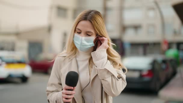 Ung Blond Kvinna Journalist Bär Medicinsk Mask Talar Med Hjälp — Stockvideo