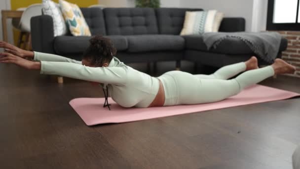 African American Woman Training Core Exercise Home — Vídeo de Stock