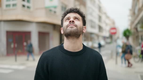 Hombre Árabe Joven Con Expresión Relajada Mirando Cielo Calle — Vídeo de stock