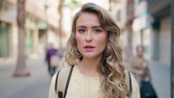 Jonge Blonde Vrouw Toerist Met Ontspannen Uitdrukking Staan Straat — Stockvideo