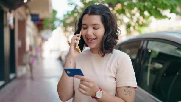 在街上用智能手机和信用卡聊天的年轻女人 — 图库视频影像