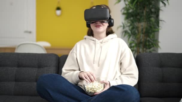 Jovem Loira Assistindo Filme Usando Óculos Realidade Virtual Comendo Pipoca — Vídeo de Stock