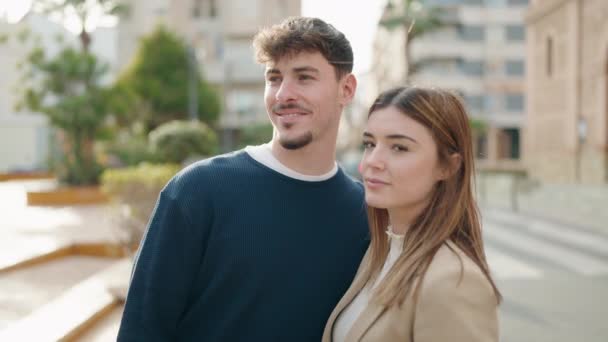 Junges Paar Lächelt Selbstbewusst Und Steht Gemeinsam Auf Der Straße — Stockvideo